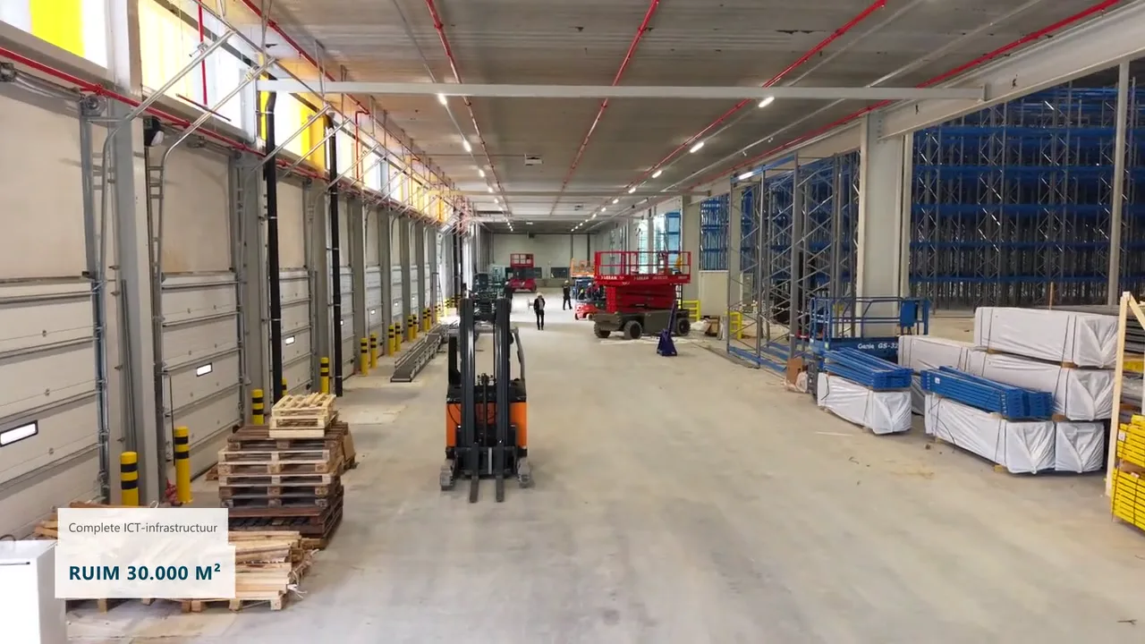 Magazijnhal tijdens inbouw met heftruck en stellingen