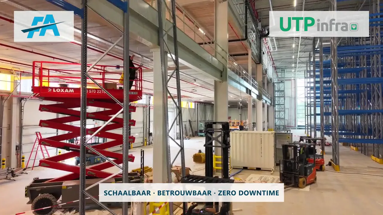 Hoogwerker en stellingen tijdens de netwerkinstallatie