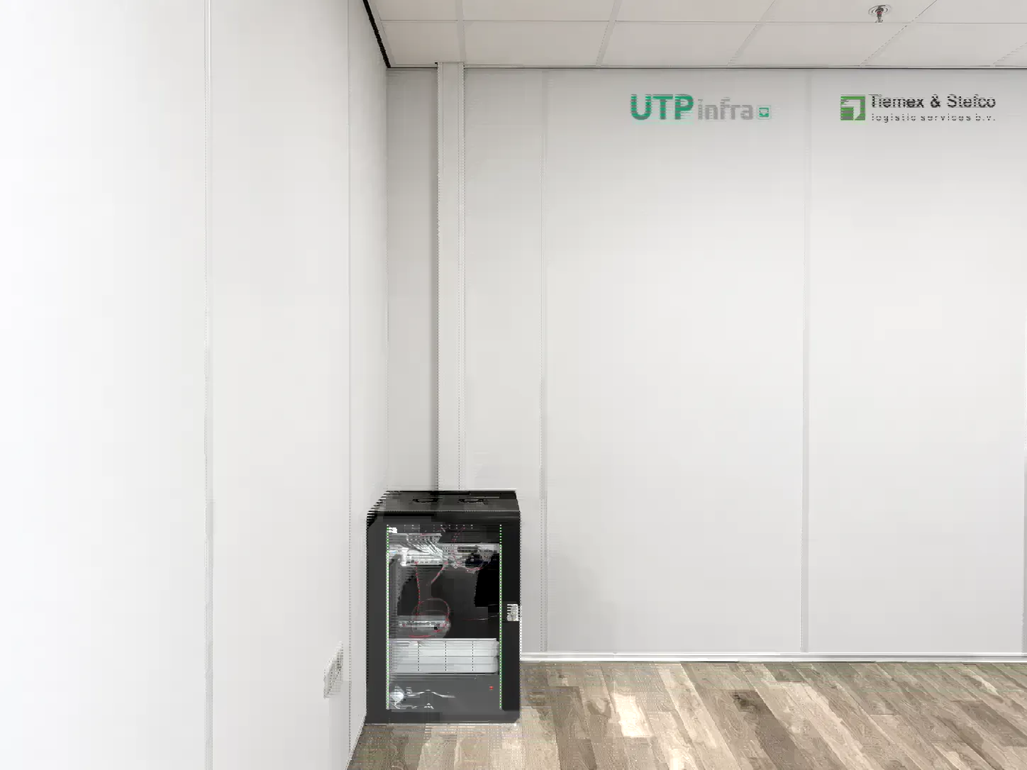 Wandkast installatie bij Tiemex met UTPinfra branding